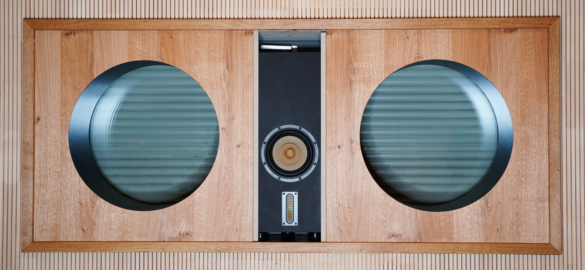Center-Lautsprecher MELO-C hinter der abgenommen Stoff-Abdeckung im Fenster-Element im Hörraum von Audio-Freak
