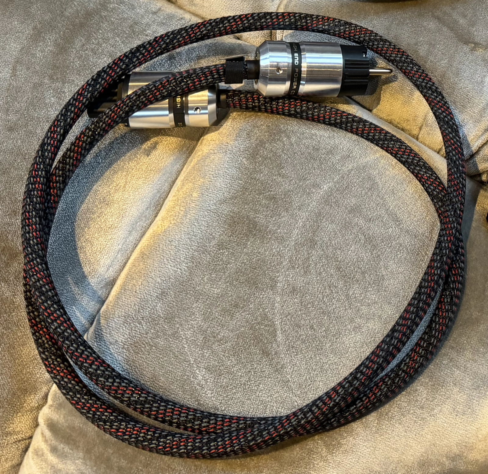 Konfektioniertes Supra LoRad SPC Netkabel mit Highend Schuko-Steckern und Viablue Gewebeschlauch