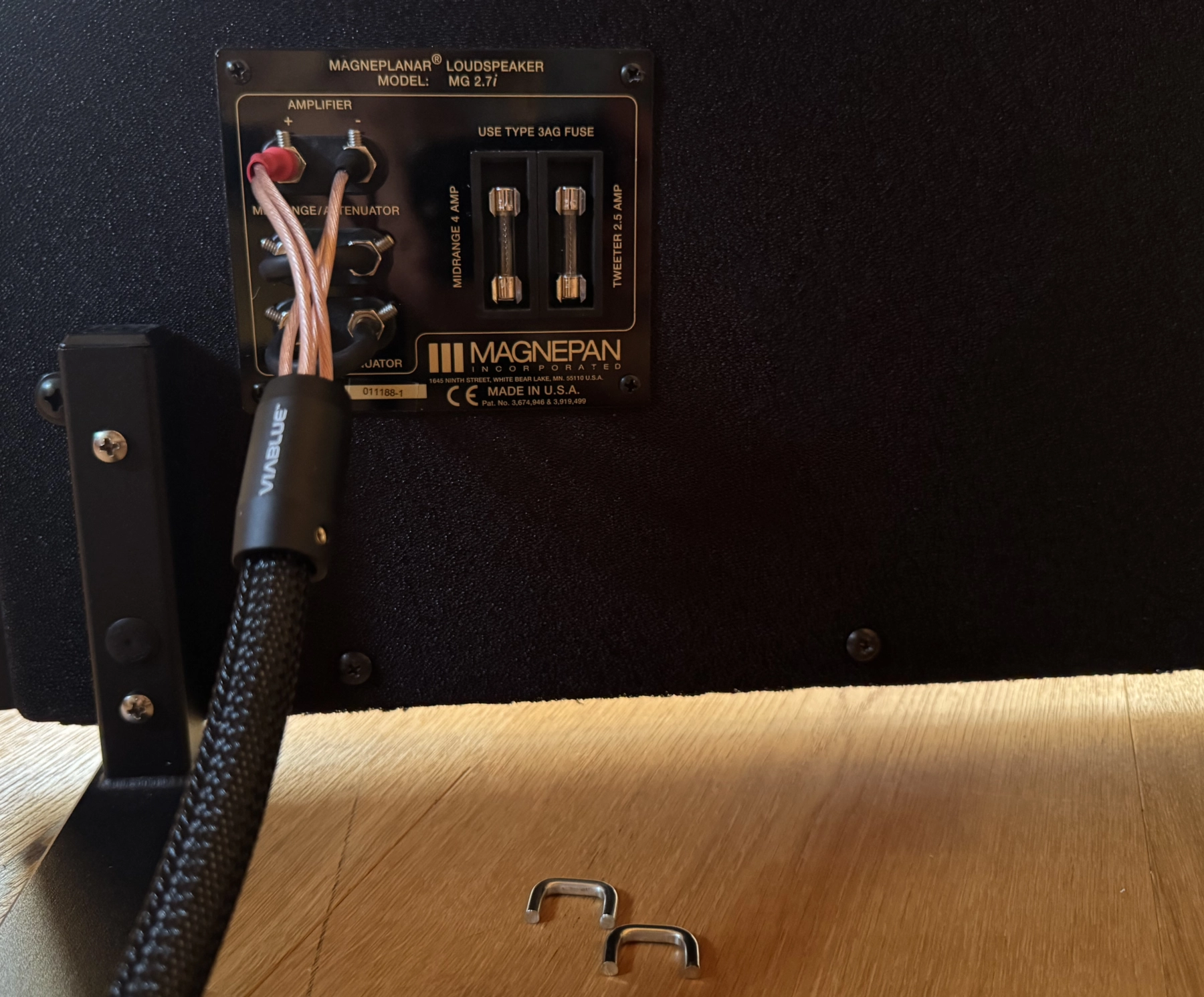 Terminals der Magnepan 2.7i mit der Möglichkeit, Widerstände zur Absendung von Mittel- und Hochton einzusetzen