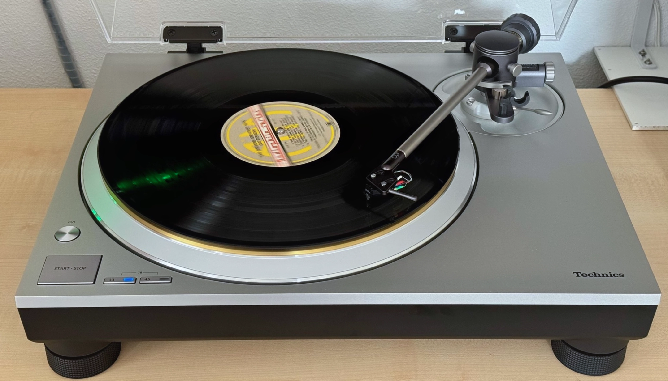 GrooveMaster 2 montiert an Technics Plattenspieler Sicht schräg von oben