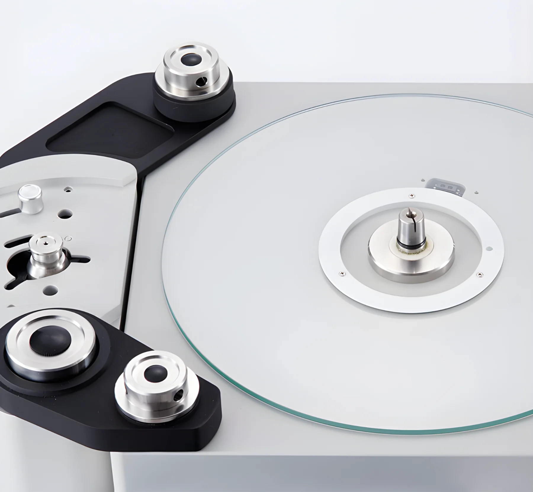 TechDas Air Force: angeschnittene Sicht auf Motor und Glasplatte, auf die der Plattenteller platziert wird