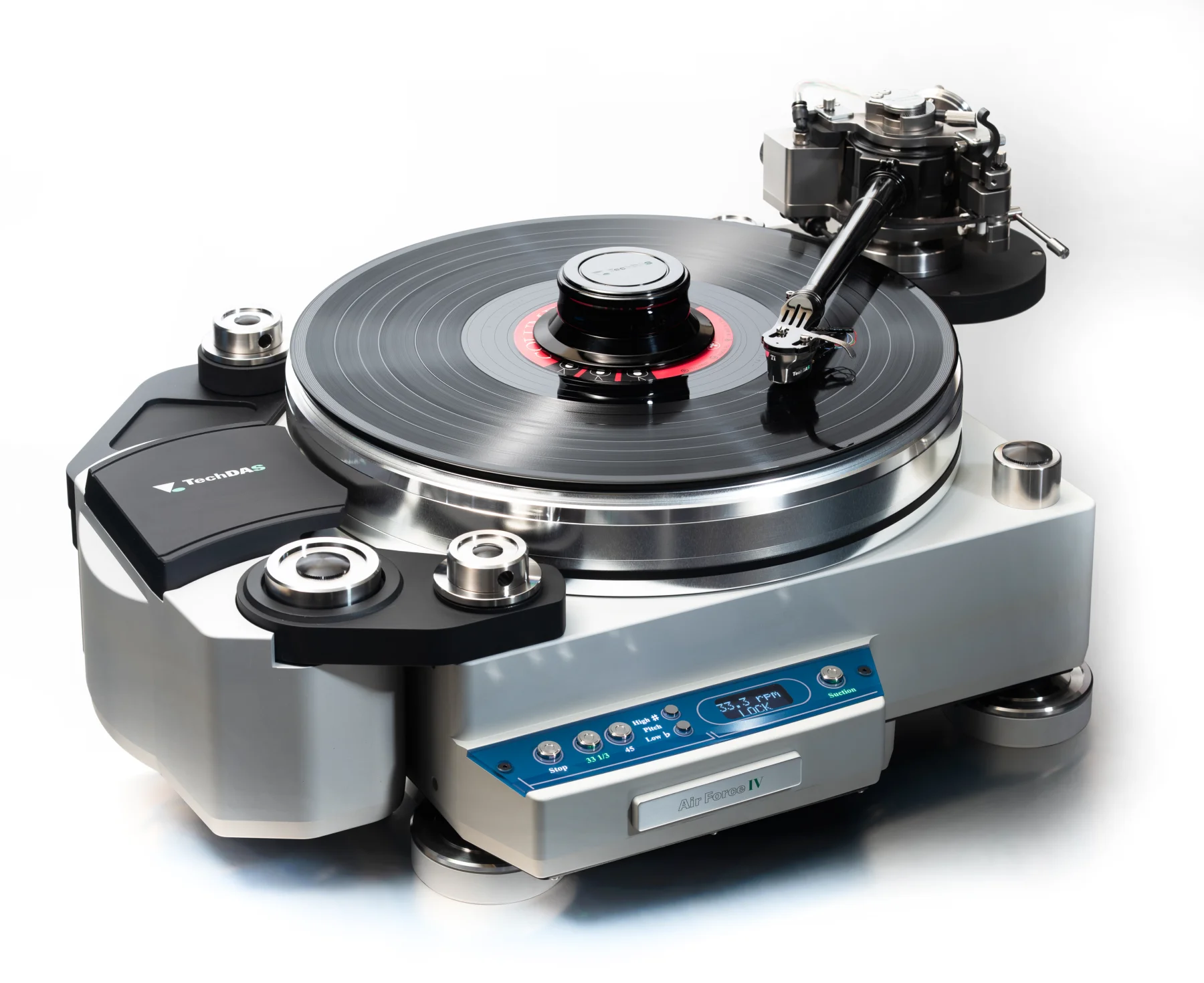 TechDas Air Force 4 mit Tonarm auf Schallplatte schräg von vorne