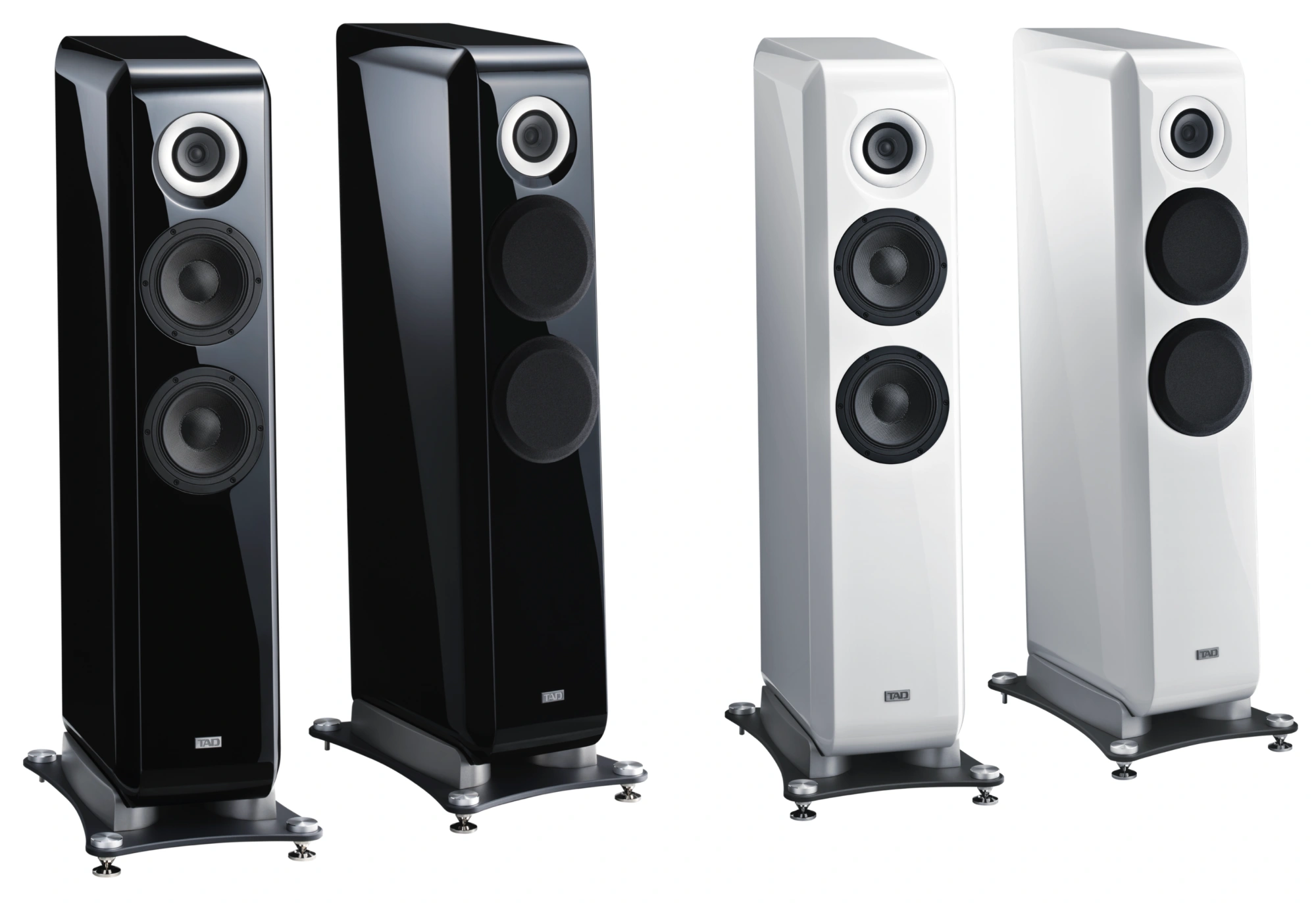 Zwei Paar TAD-E1AX Standlautsprecher in Weiß Hochglanz und Schwarz, je einmal mit Woofer-Abdeckungen und einmal ohne Abdeckungen